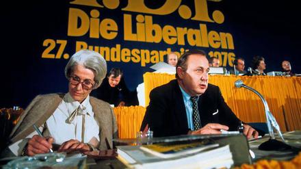  Hildegard Hamm-Brücher neben Hans Dietrich Genscher beim Parteitag der FDP 1976. 