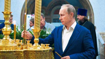 Präsident Putin besucht eine Kathedrale auf der Krim. 