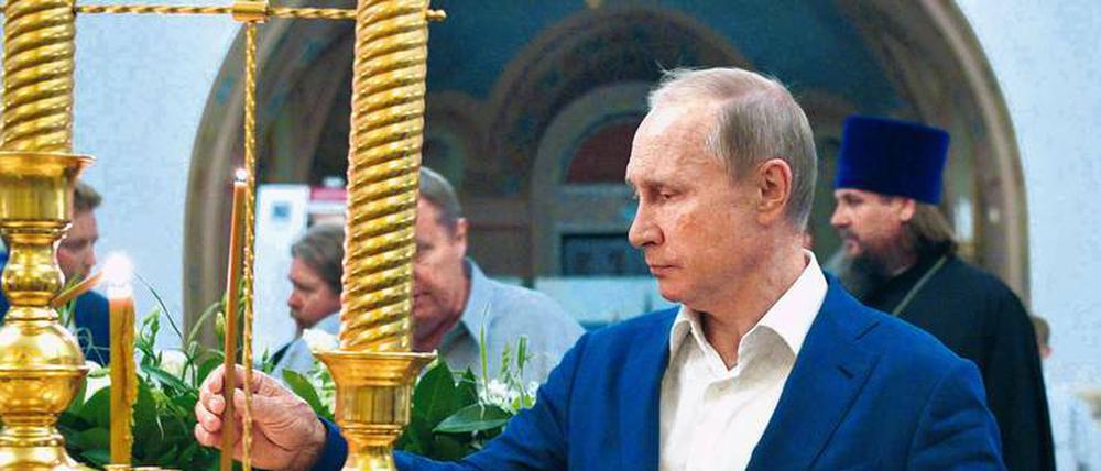 Präsident Putin besucht eine Kathedrale auf der Krim. 