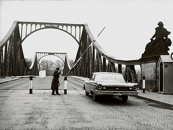 Glienicker Brücke zu Mauerzeiten, mit Schlagbaum und Grenzer.