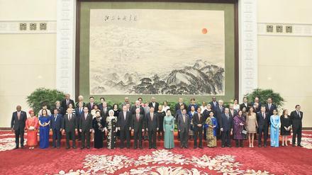  Chinas Präsident Xi Jinping (Mitte) mit Staats- und Regierungschefs der Gipfelkonferenz zur „Initiative Neue Seidenstraße“ am 14. Mai 2017 in Peking. 