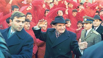 Der rumänische Diktator Ceausescu winkt am 24.11.1989 in die „begeisterte“ Menge. 