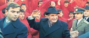 Der rumänische Diktator Ceausescu winkt am 24.11.1989 in die „begeisterte“ Menge. 