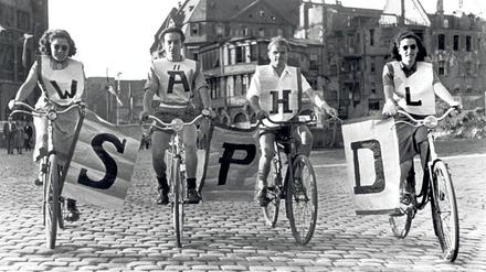 Für die erste Bundestagswahl 1949 machten Fahrradwerber auf dem zerstörten Frankfurter Römerberg Reklame. 