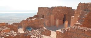 Blick auf die ausgegrabenen Ruinen der Felsenfestung Masada.