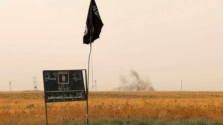 Fahne des "Islamischen Staat" (IS) in der Nähe von Kirkuk. 