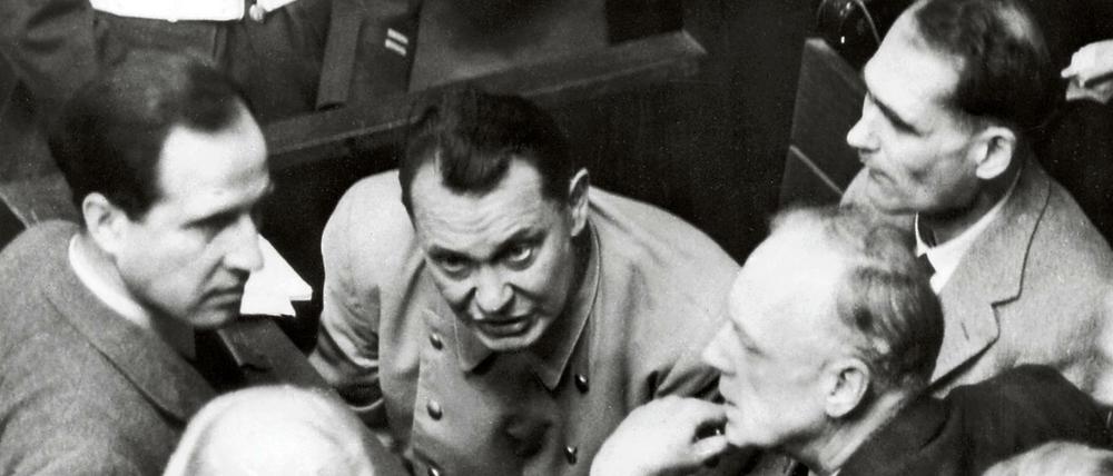 Die Hauptangeklagten Hermann Göring, Rudolf Heß und Joachim von Ribbentrop auf der Anklagebank während der Nürnberger Hauptkriegsverbrecherprozesse am 13. Februar 1946 in Nürnberg.