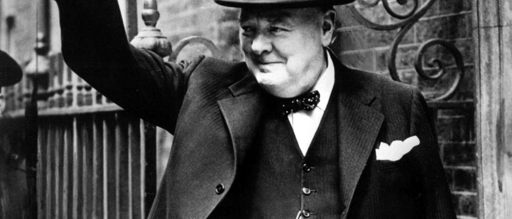 Der britische Premierminister Winston Churchill vor Downing Street No 10 in London (Archivfoto von 1943). 
