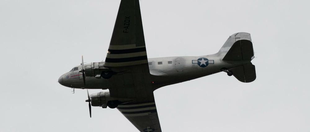 Berlin: "Rosinenbomber" fliegen 70 Jahre nach dem Ende der Luftbrücke über das Tempelhofer Feld.