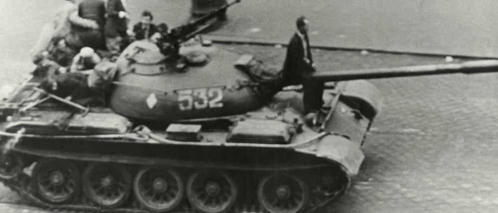 Aufständische fahren während des Volksaufstands im Oktober 1956 in Ungarn am 27. Oktober mit einem erbeuteten sowjetischen Panzer durch Budapest. 