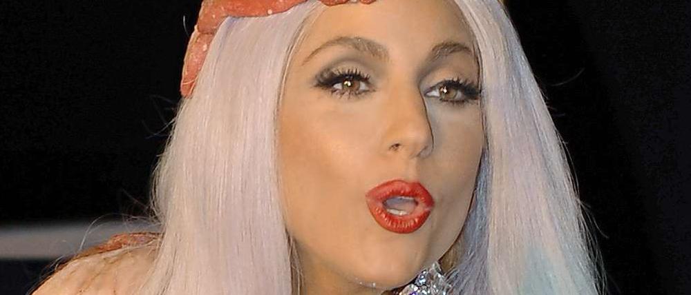 Fleischmütze: Lady Gaga gibt das Schnitzel. 