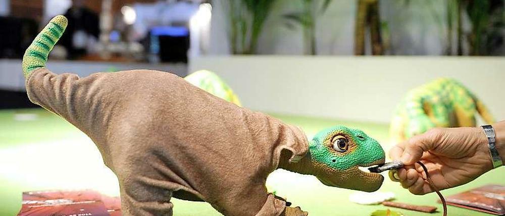 Der Dinosaurier-Roboter kam 2007 auf den Markt, er interagiert mit Menschen. Er schnappt etwa wie ein Hund nach einem Gegenstand und gibt ihn spielerisch nicht wieder her.