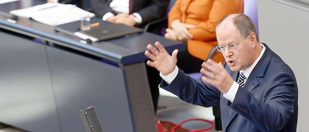 Duell im Bundestag: Der Kanzlerkandidat der SPD im Direktvergleich mit Angela Merkel.