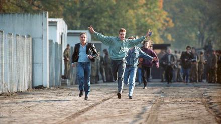 Ab in de Freiheit: Am 11. November 1989 laufen drei junge Ost-Berliner durch einen Berliner Grenzübergang.