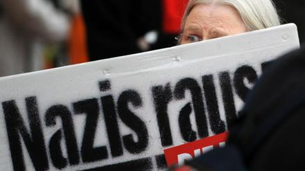 Demonstrantin mit "Nazis raus"-Transparent.