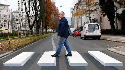 Ein Fußgänger geht in Linz (Österreich) über den ersten 3D-Zebrastreifen Österreichs. Berlin will die optische Täuschung nicht einführen.