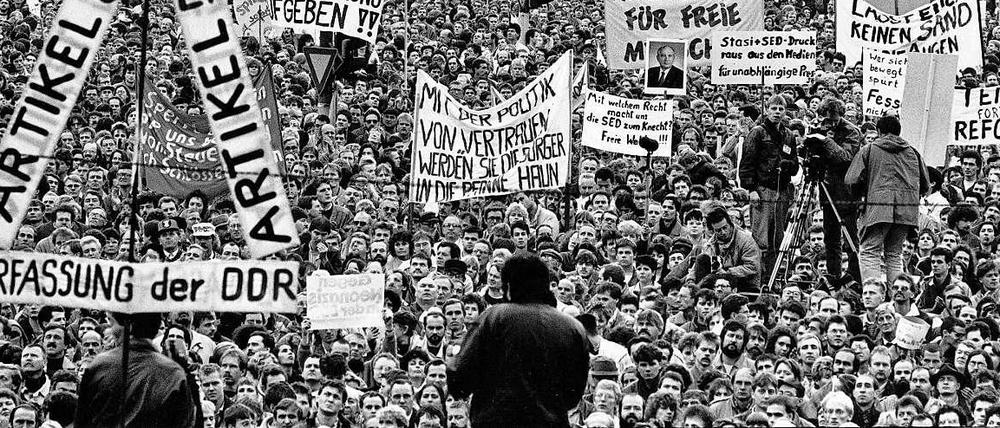 Die größte Demonstration der DDR-Geschichte endete am 4. November mit einer Kundgebung auf dem Alexanderplatz.