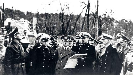 Hitler besichtigt mit seinen Generälen die eroberte Westerplatte in Danzig. Am 1. September 1939.
