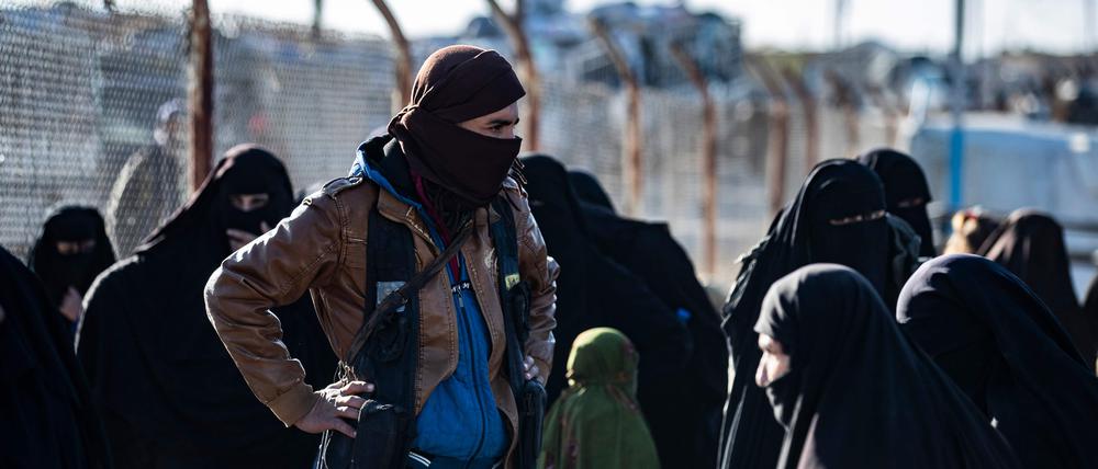 IS-Anhängerinnen werden im Al-Hol-Camp in Nordsyrien bewacht.
