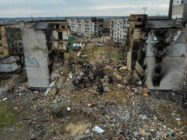 Ein Stadtviertel in der Ukraine, verwüstet von russischen Luftangriffen.