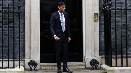 Britain's new Prime Minister Rishi Sunak stands outside Number 10 Downing Street, in London, Britain, October 25, 2022. REUTERS/Henry Nicholls
