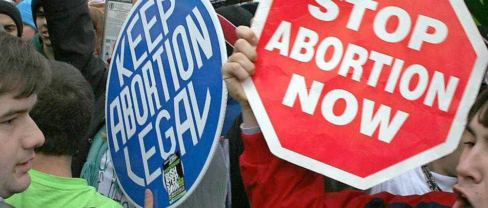 Unerbittlich stehen sich die Befürworter ("pro choice") und Gegner ("pro life") der Abtreibung in den USA gegenüber. Im Bundesstaat Mississippi wird am Dienstag über ein verschärftes Abtreibungsverbot abgestimmt.