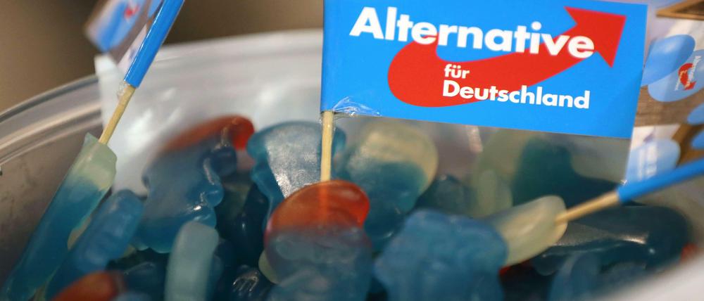 Schlümpfe für Schland: Süßigkeiten und Parteifähnchen der rechtspopulistischen "Alternative für Deutschland" zur Europawahl.