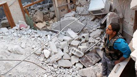 Ein Mann in einem zerstörten Gebäude in Damaskus