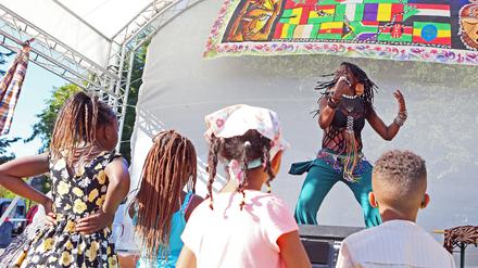 Ein Foto vom Afrikafest 2018 am Bassinplatz mit Tänzerin Mwenda Mayer.