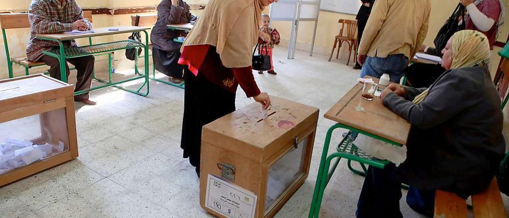 Ungewohnt. Bei den ersten Parlamentswahlen nach dem Sturz von Hosni Mubarak machen viele ihre erste demokratische Erfahrung.