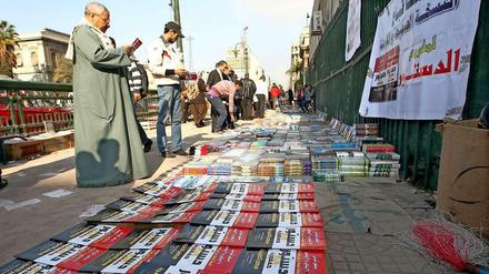 Ägypter kaufen in Kairo den Entwurf der neuen Verfassung, über den sie am Dienstag und Mittwoch abstimmen können. 