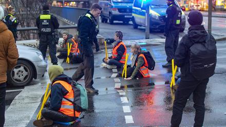 Aktivist:innen der Klimaschutzgruppe Letzte Generation blockieren die Abfahrt der A103 in Berlin-Schöneberg. 