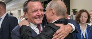 Enger geht's nicht. Altkanzler Schröder und sein guter Freund Wladimir Putin vor einem Fußballspiel 2018 in inniger Umarmung.