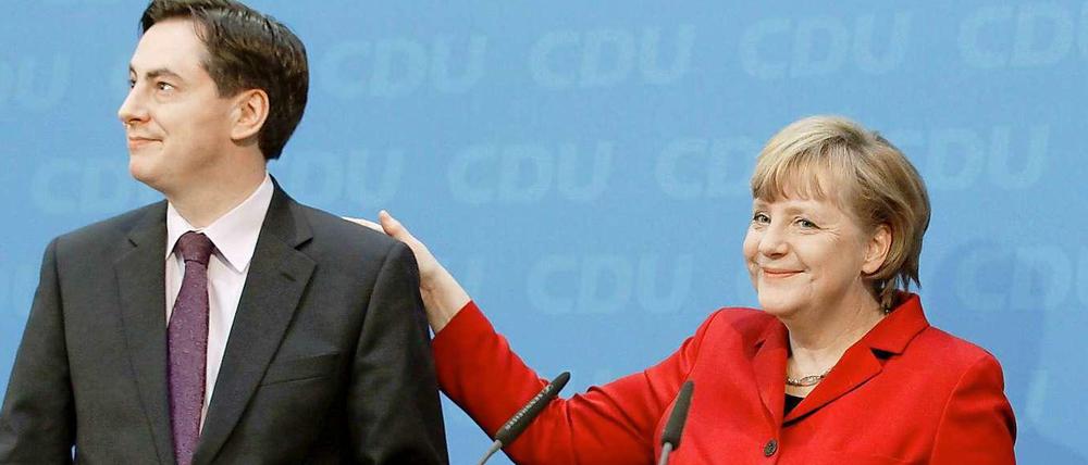 Angela Merkel lächelt - neben ihr Wahlverlierer David McAllister.