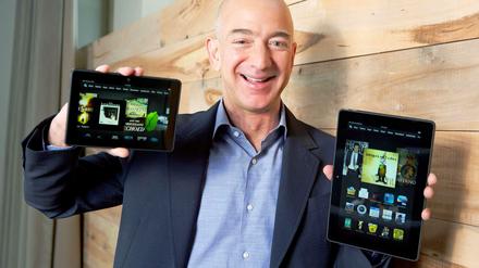 Amazon-Chef Jeff Bezos mit Kindle-Readern