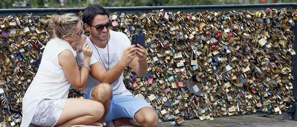 Paar auf der Pont des Arts in Paris.