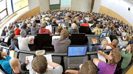 Noch nie gab es in Deutschland so viele Studierende, nämlich fast 2,3 Millionen, wie zu Beginn des Wintersemesters 2011/2012.