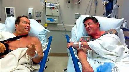 Schulter an Schulter: Arnold Schwarzenegger und Sylvester Stallone in einem Krankenhaus in Los Angeles, wo sich beide einer Schulteroperation unterziehen mussten.