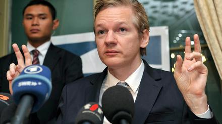 Assange war mit einem EU-weiten Haftbefehl gesucht worden. Der 39 Jahre alte Australier Assange hielt sich in Südengland auf. Er vermutet hinter dem Haftbefehl eine Kampagne der US-Regierung. Wikileaks geriet nach den neuesten Veröffentlichungen weltweit unter Druck. 
