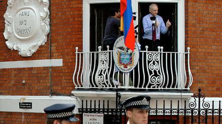 In guter Tradition: Assange versucht sich an einer Balkonrede.