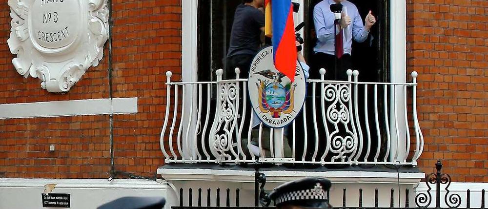 In guter Tradition: Assange versucht sich an einer Balkonrede.