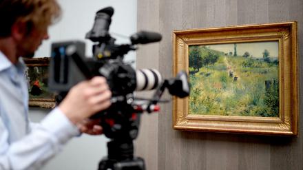 Ein Kameramann filmt das Gemälde «Ansteigender Weg durch Hohes Gras» des Künstlers Pierre-Auguste Renoir in der Ausstellung "Wanderlust".
