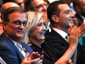 Marine Le Pen (M.) mit den beiden Kandidaten für ihre Nachfolge: Louis Aliot (li.) und Jordan Bardella (re.)