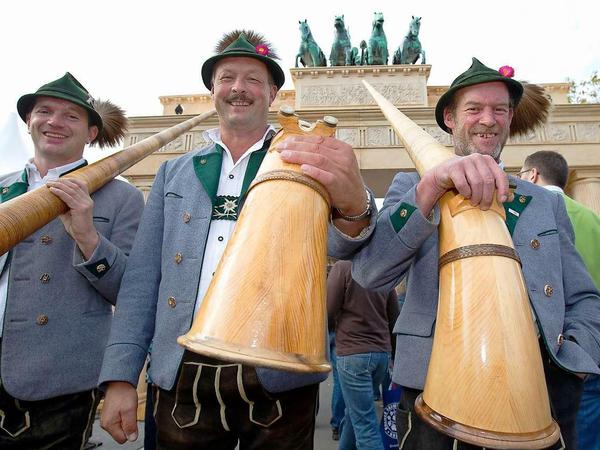 Da müssen sie nach Berlin: Alphorn blasen und Schuhplattler tanzen ist in Bayern an acht Tagen im Jahr verboten. 