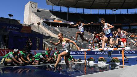 Der 3000-Meter-Hindernislauf für die Männer am Montag, 6. August, im Olympiastadion.
