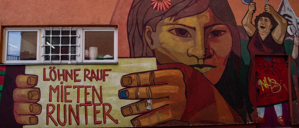 "Mieten runter" steht auf einem Wandbild in Kreuzberg. Der Senat hat beschloss am Dienstag den Berliner Mietendeckel. 
