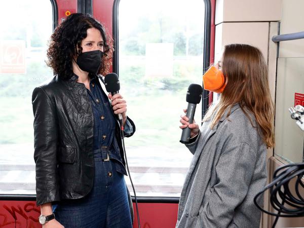 Podcastaufnahme in der Ringbahn: Bettina Jarasch im Gespräch mit Ann-Kathrin Hipp.
