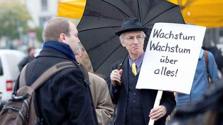 Protest in Berlin gegen TTIP. Doch ohne Wachstum schrumpfen meist auch die Sozialleistungen.