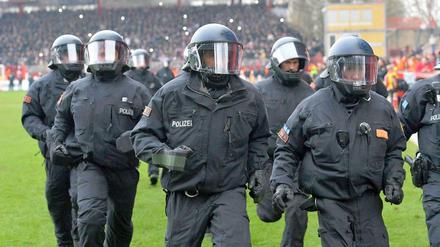 Berlins Polizei im Einsatz gegen Hooligans.
