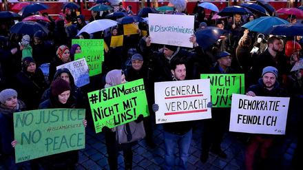 Demonstration gegen das neue Islam-Gesetz in Österreich. 